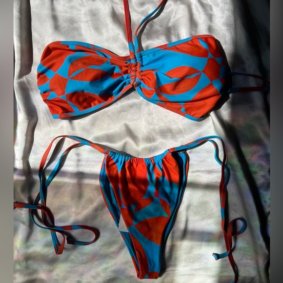 Bikini - Picture 1 of 11